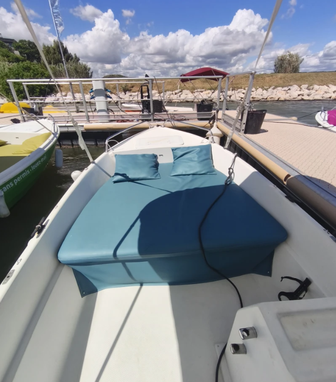 Location de bateaux sans permis avec bain de soleil avant coloré