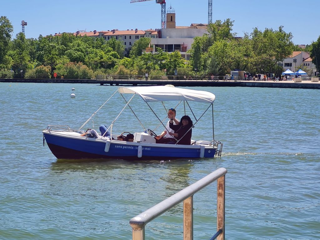 Navigation d'un bateau en location de bateaux sans permis