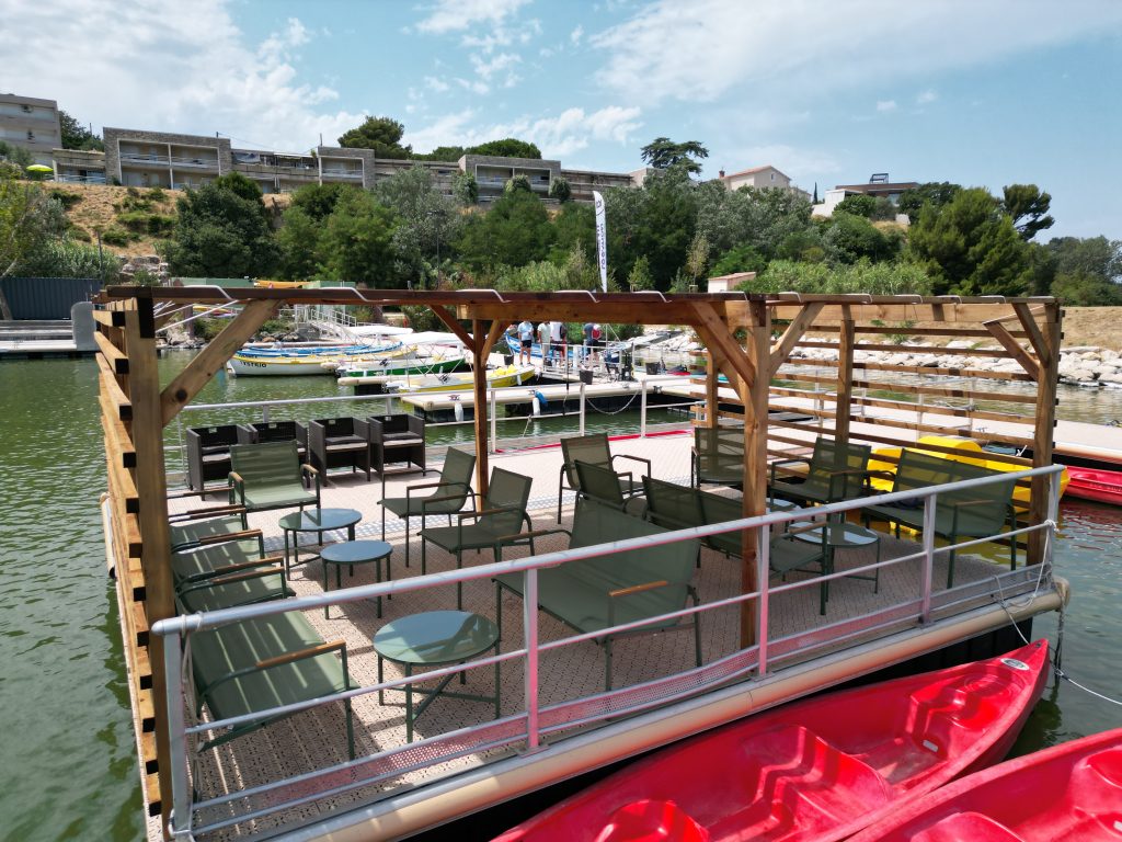 Terrasse flottante de jour sur l'eau